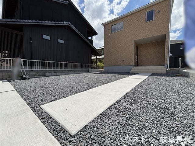 駐車スペースを備えた便利な住まい。お車を身近に停められるため、毎日の暮らしを快適にサポートします。