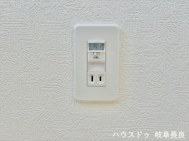 ≪フットライト≫足元をやさしく照らすフットライトを設置。夜間の移動も安心で、安全性に配慮した住まいです。