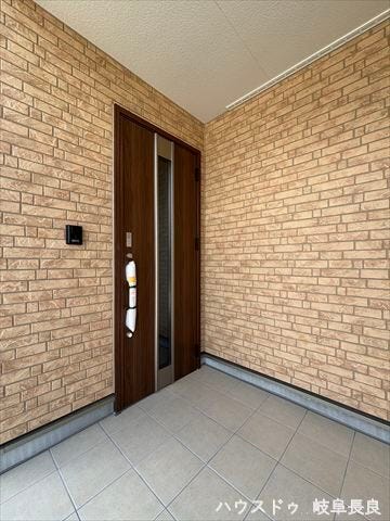 ≪外玄関≫デザイン性にもこだわった外玄関が、住まいに上質な印象をプラス。毎日の暮らしを心地よく演出します。