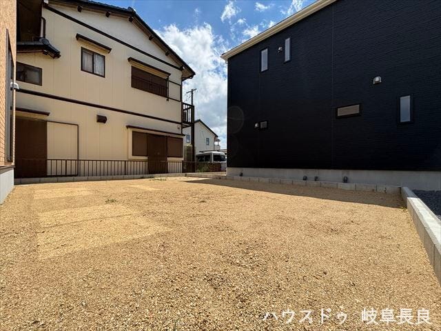 ゆとりある庭付きで、休日はご家族やご友人とバーベキューなども楽しめる開放的な住まいです。