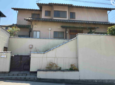 【外観】
掘り込みガレージの6SLDKの戸建になります。