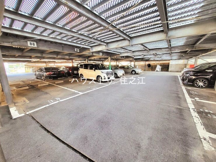 ★平面式駐車場。自走式なので機械式と違って待ち時間が無いのが嬉しいポイント♪
