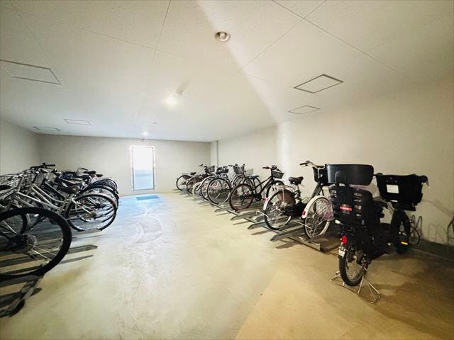 ≪駐輪場≫屋根付き駐輪場を備えたマンション。天候を気にせず自転車の乗り降りや保管がしやすい環境です。