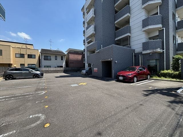 敷地内駐車場を備えたマンション。お車の乗り降りや荷物の積み下ろしもスムーズに行えます。
※空き状況はお問い合わせください。