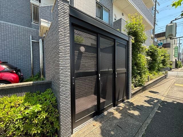≪ゴミ置き場≫しっかりした囲いの中に置いておけるので、カラスにごみを荒らされる心配もなさそうです。