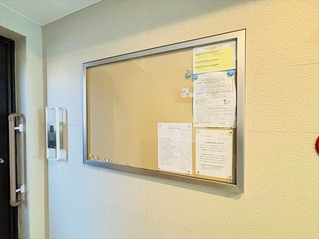 ≪掲示板≫共用掲示板を設置。管理組合からのお知らせや各種案内を確認でき、暮らしに役立つ情報を手軽にチェックできます。