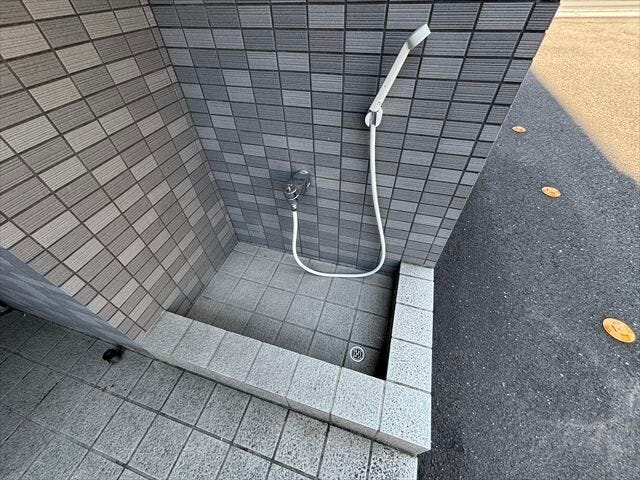 ≪外水栓≫敷地内に共用外水栓を完備。共用部の維持管理にも役立ち、住みやすい環境づくりを支える設備です。