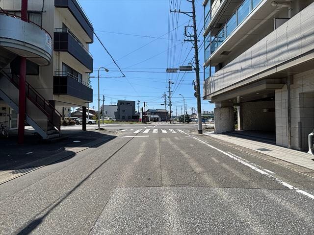 ≪南側西向き≫車が余裕を持ってすれ違うことが出来る道幅です。現地ならではの雰囲気をぜひご確認ください。