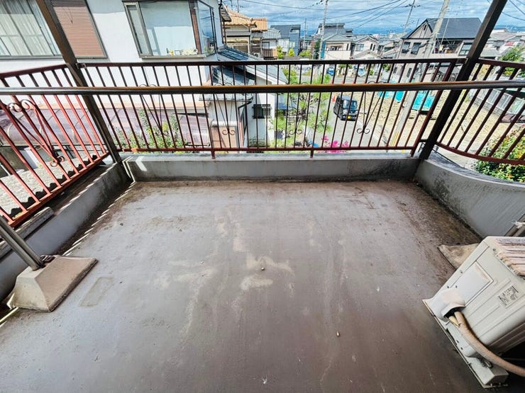 洗濯物を干すのにぴったりなベランダがあります。