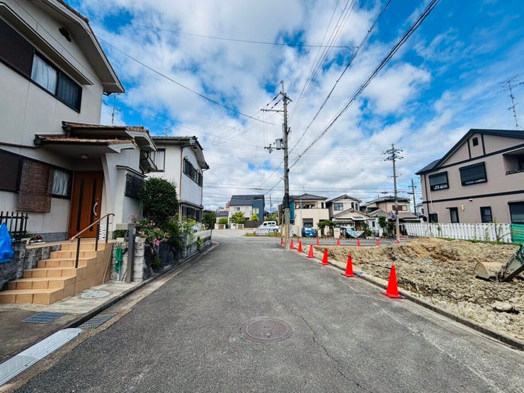 広い道路に面しています。