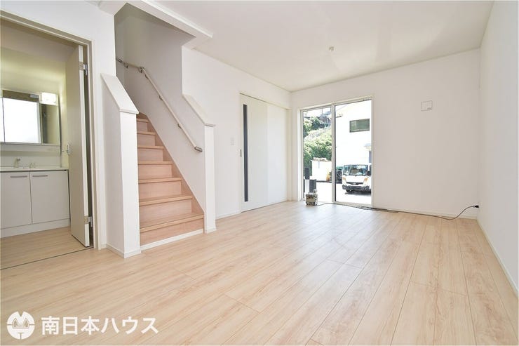 田上台３丁目 新築戸建 【リビング】13.75帖のリビングです！南西向きの掃き出し窓があり明るい室内です♪