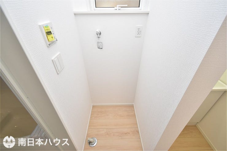 田上台３丁目 新築戸建 【洗濯機置場】アレンジ可能な広さを確保しつつ、嫌な湿気を外に出す小窓付きの洗濯機置き場です♪