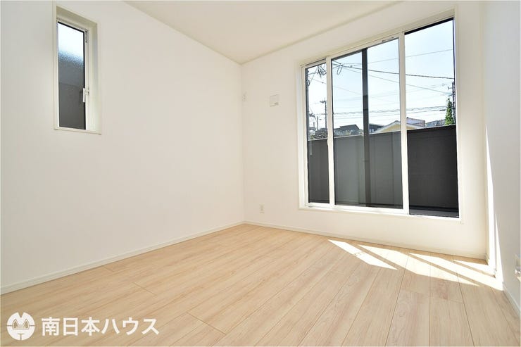田上台３丁目 新築戸建 【洋室】5帖の洋室です！南西向きのバルコニーに面した明るい室内です♪