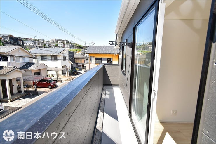 田上台３丁目 新築戸建 【バルコニー】南西向きのバルコニーです！日当たり良好♪物干し金具付きです！
