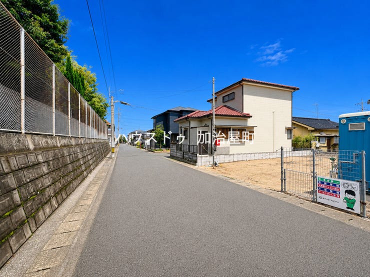 車庫入れがしやすく、運転が苦手な方にも嬉しい前面道路の広さと開放感があります。