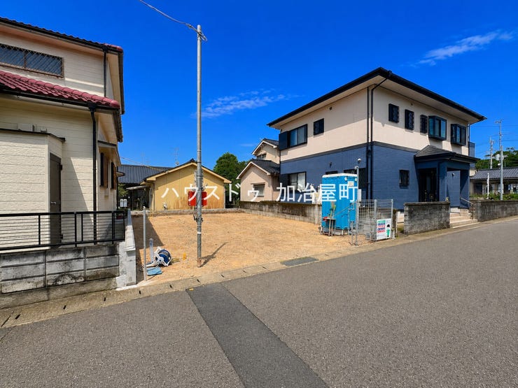 前面道路は見通しが良く、お車の出し入れもスムーズ。毎日の通勤やお買い物の負担を軽減してくれます。