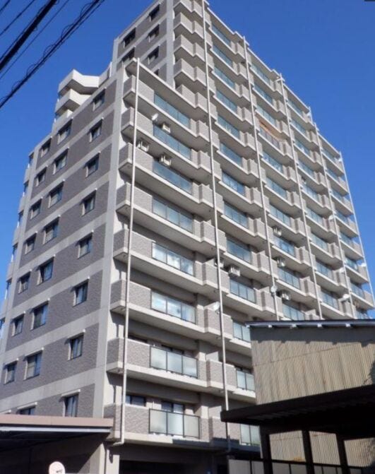 【外観】
鳥取駅近く、スーパー近くのマンションです。角部屋で日中も明るいです。