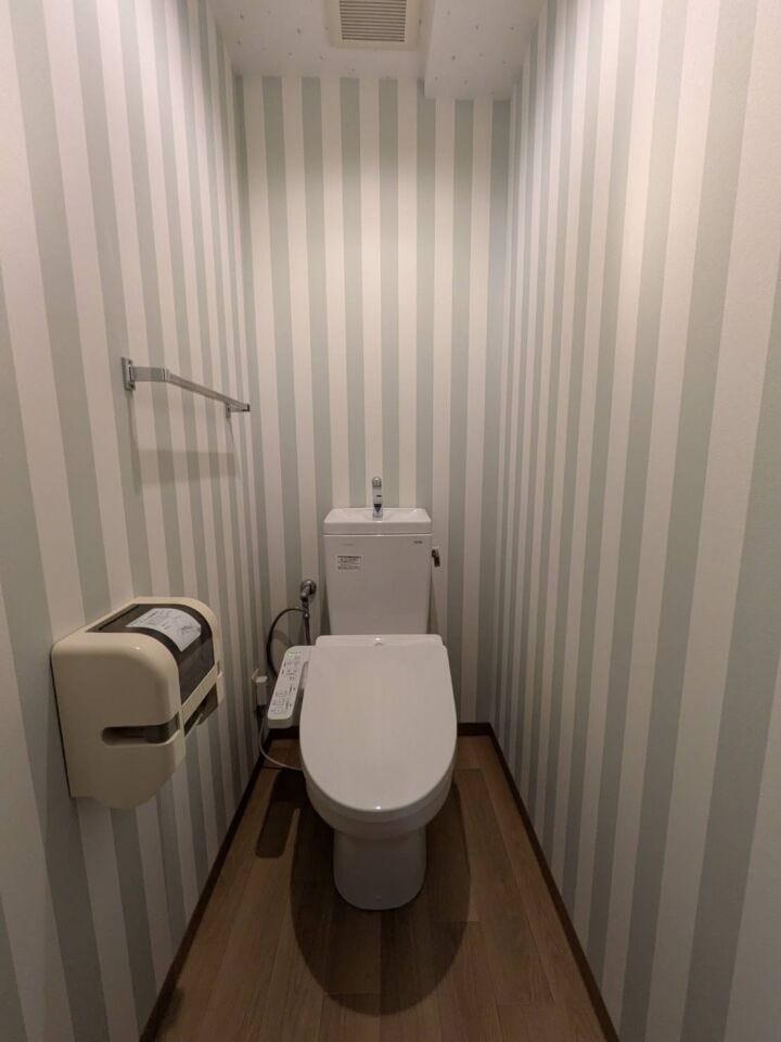トイレはリフォーム済です。クロス張替えも行いおしゃれな空間になりました。