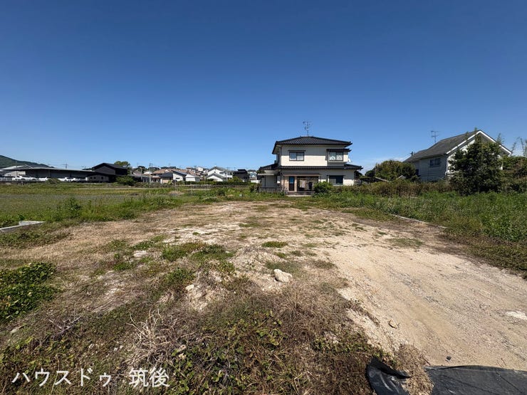 【陽当り良好な平坦地★全13区画・残り3区画】すっきりとした更地で、お好みの建築プランを検討しやすい敷地です。1号地は70.57坪とゆとりがあり、周辺は小中学校が徒歩10分圏内に揃う住環境です。