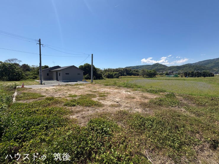 【緑豊かな景色が広がる開放的な立地】周辺に高い建物がなく、心地よい青空と見晴らしが広がる環境です。70.57坪の広さがあり、日当たりを活かした設計が可能です。