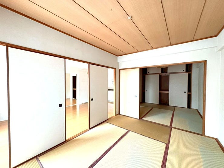 仕切りを開放すれば、和室2部屋とリビングがつながる大空間に。