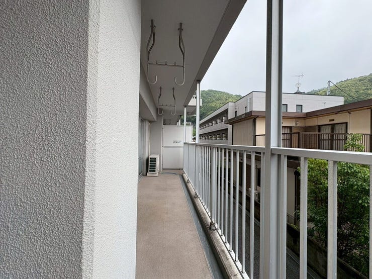 リビングと洋室どちらからも出られる広々としたバルコニー。