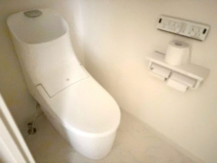 白で統一された清潔感のあるトイレです。