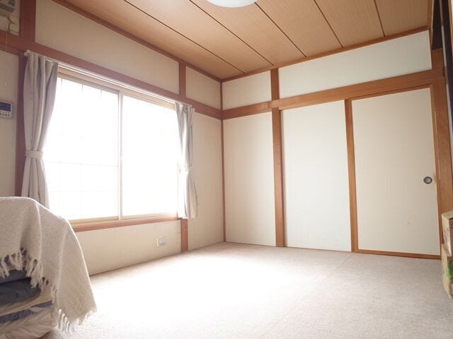 LDK側から玄関へ通じるふすまに向かって撮影した1階6畳和室です。親世帯との同居や子育て期にも使いやすい、生活動線に寄り添った便利な一室です。