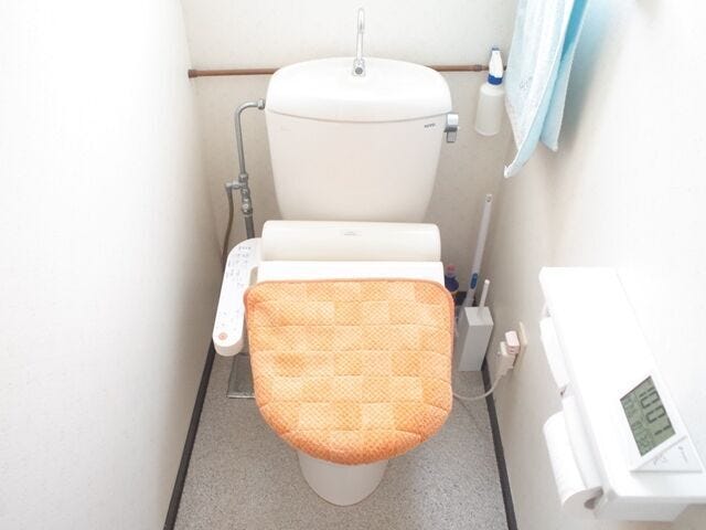 温水洗浄便座と手洗い器付きを備えたトイレです。シンプルで清潔感があり、毎日気持ちよく使える空間です。