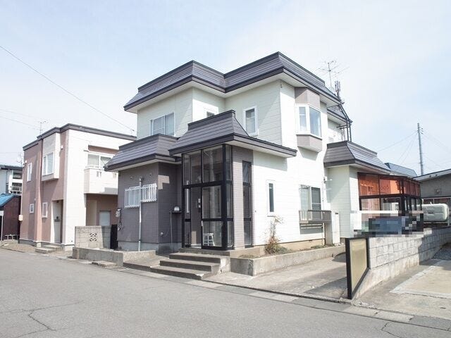 【外観】
白を基調に、玄関横のみグレーを配した外観。屋根や出窓部分の淡いグレーとも調和し、シンプルすぎない上品な印象。好みを問わず馴染む、落ち着いた色使いです。