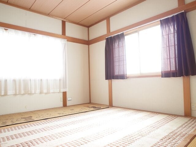 押入付きの2階和室です。東・南の2面採光で、朝の光が心地よく入る明るい空間。寝室や書斎、くつろぎの部屋としても使いやすい一室です。