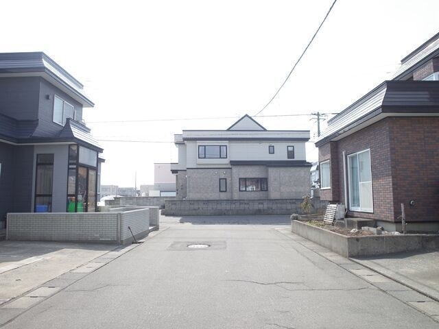 前面道路はゆとりある約6.5m。主要道路までは曲がる回数が少なく、帰宅動線も覚えやすい立地です。