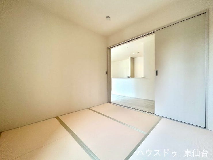 リビングと洋室が隣接し、用途に応じて使い分けできる間取りです