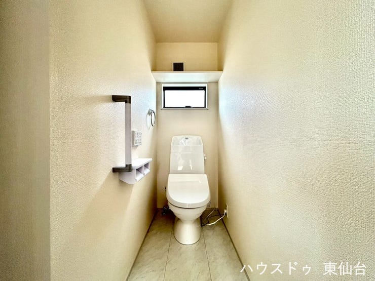 シンプルイズザベストトイレ♪もちろん温水洗浄便座付きです♪
控えめな小窓が断熱性も確保しながら、換気もできていつも清潔を保てますね♪