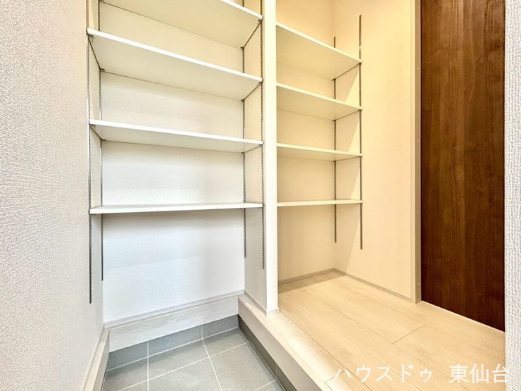 靴以外の収納にも役立ちそうな、可動棚です♪