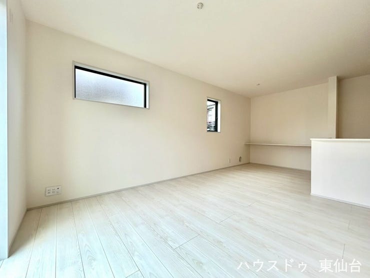 フローリングが明るく、空間全体が広く見える仕様
家族が自然と集まる明るいリビング空間
