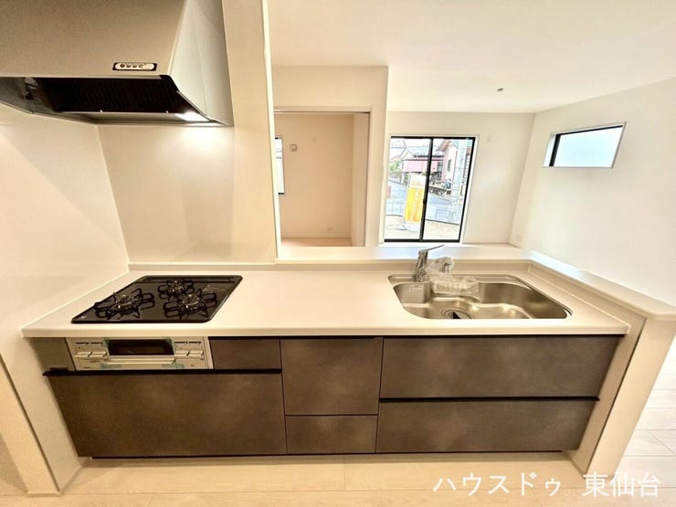 モノの出し入れがしやすいスライド式の収納を採用しています♪
3口コンロでメインとおかずとスープが一気に調理できますね♪