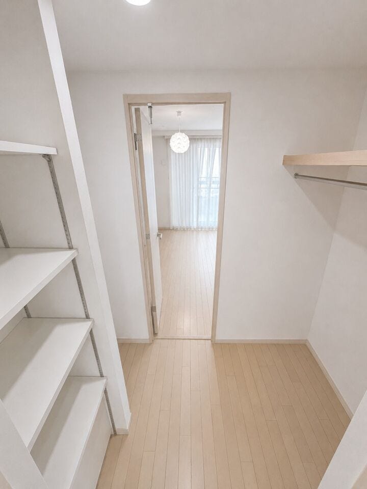 ※室内は残置物があるため、画像の加工をしております。室内は経年劣化があります。可動棚とハンガーパイプを備えたウォークインクロゼット。衣類や季節用品をまとめて収納できます。