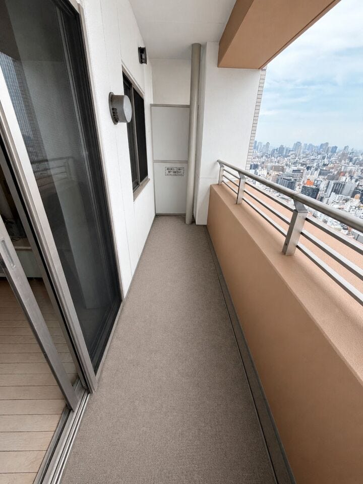 ※室内は残置物があるため、画像の加工をしております。室内は経年劣化があります。35階の高さを生かしたゆとりあるバルコニー。大阪のまちを一望できる特別なくつろぎスペースです。