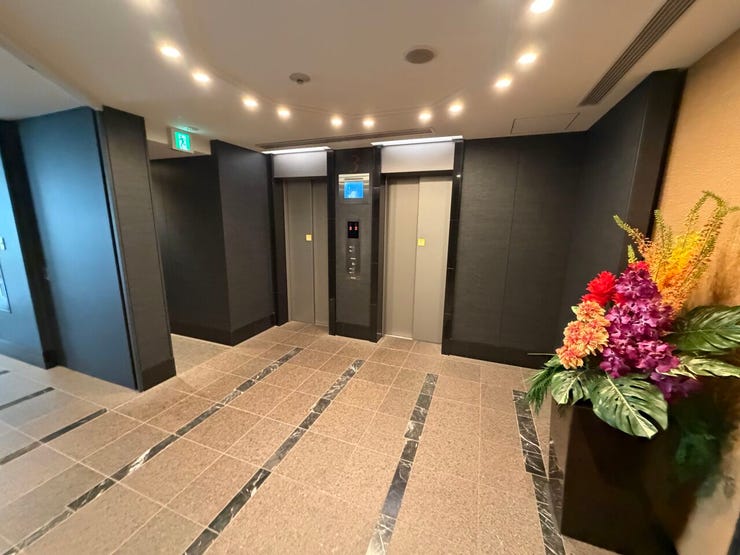 大理石をあしらった上質なエレベーターホール。低層用・高層用に分かれた計4台のエレベーターを完備し、スムーズな利用が可能です。