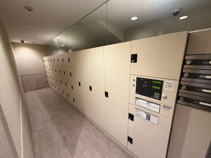 24時間いつでも受け取り可能な宅配ロッカーを設置。お忙しい方でも安心の便利なシステムです。