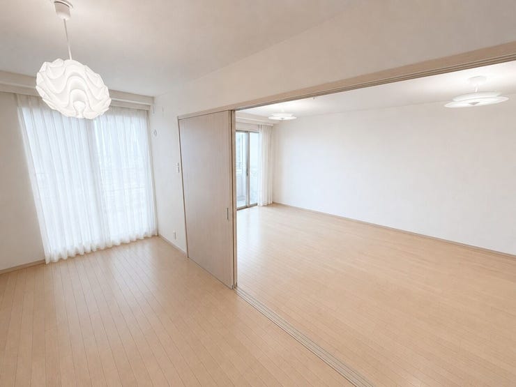 ※室内は残置物があるため、画像の加工をしております。室内は経年劣化があります。引戸で仕切れる洋室とリビングの一体空間。開放すれば広々とと使え、52.32㎡を最大限に活かす可変性の高い間取りです。