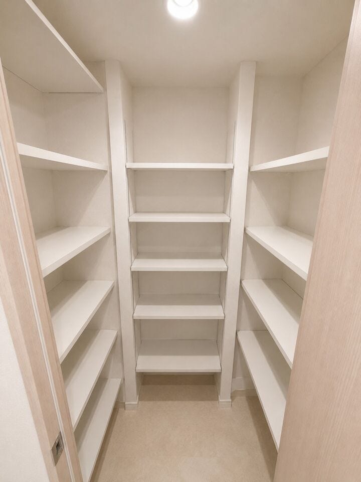 ※室内は残置物があるため、画像の加工をしております。室内は経年劣化があります。玄関横の可動棚式シューズクローク。アウトドア用品なども収納できるたっぷりサイズで、玄関をいつもスッキリ保てます。