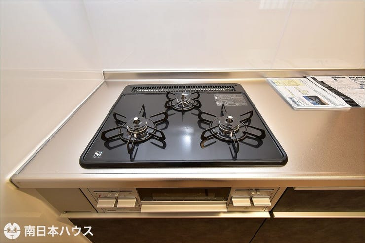 【コンロ】3口のコンロにグリル付き!火力の調整が分かりやすく、様々な調理器具を使用できます♪