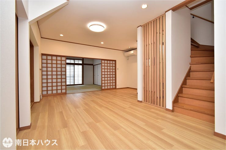 【リビング】約14帖のリビングです!1階には和室と洋室が1部屋づつあります♪