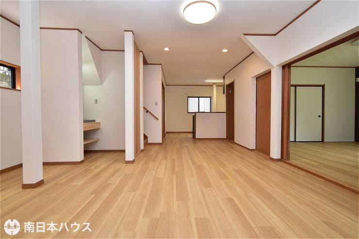 【リビング】約14帖のリビングです!室内リフォーム済みで即入居可能です♪