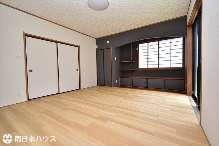 【洋室】1階の8帖洋室です!2面に窓のある明るい室内です♪廊下とリビングから出入り可能です♪