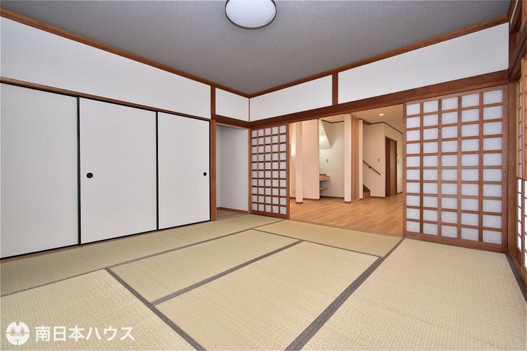 【和室】1階の8帖和室です!室内全面リフォーム済みです♪照明付きです♪