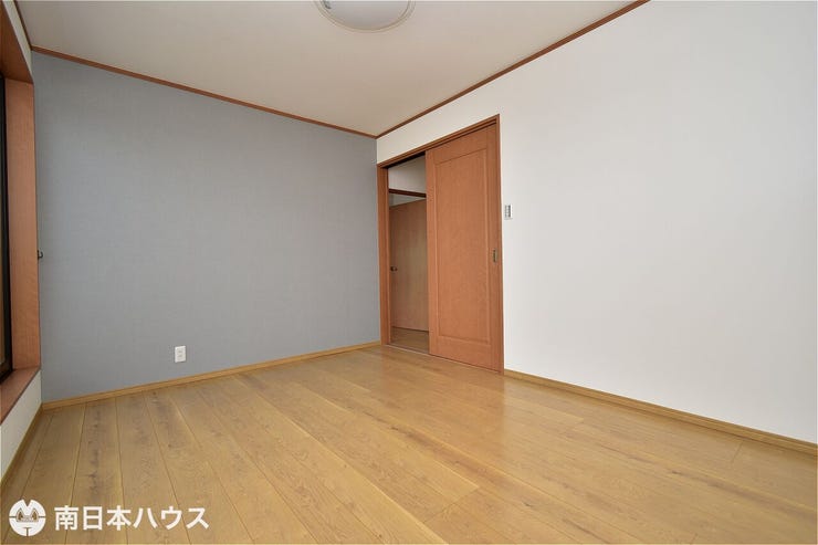 【洋室】2階の洋室6帖のお部屋です!全居室6帖以上の余裕のある間取りです♪2面に窓があり通風良好♪