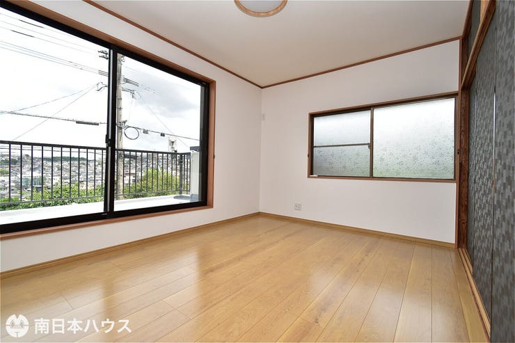 【洋室】2階の洋室6.5帖のお部屋です!2階のお部屋は東向きのバルコニーに面しています♪